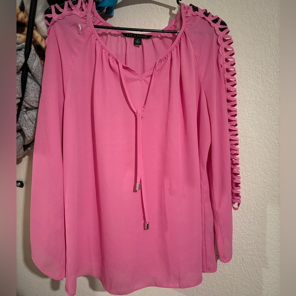 This pink blouse is very comfy and goes with many outfits - Picture 3 of 3